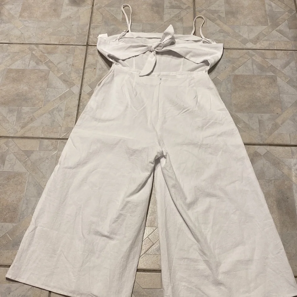 Y womens Polly solid white capris zipper sleeveless jumper size 14.  EUC